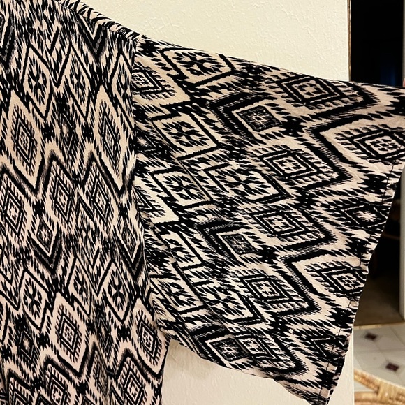 Turquoise Haven Black and White Geometric Patterned Women's Kimono - Picture 5 of 6